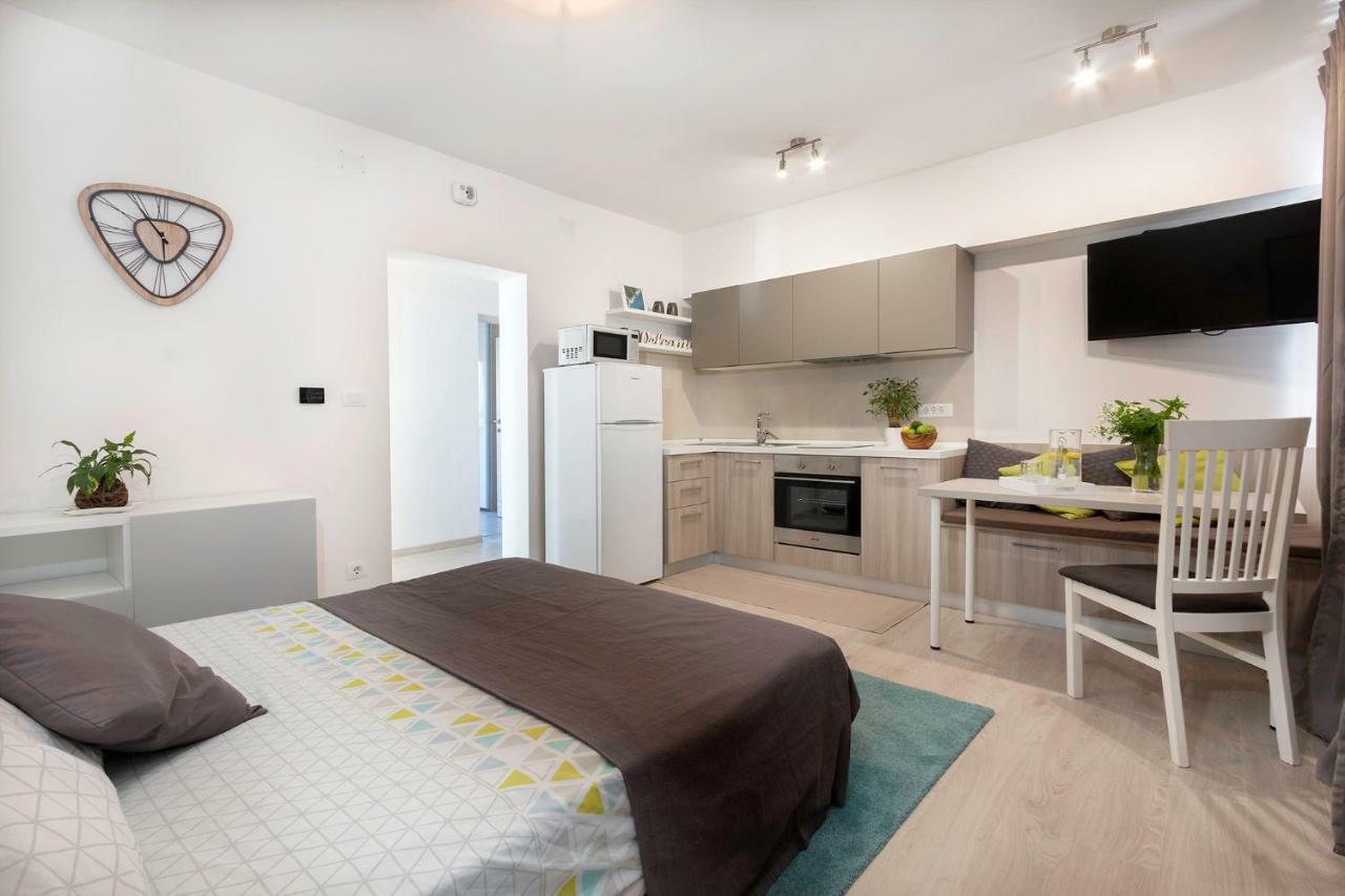 Sunsplash Apartments Pula Bagian luar foto